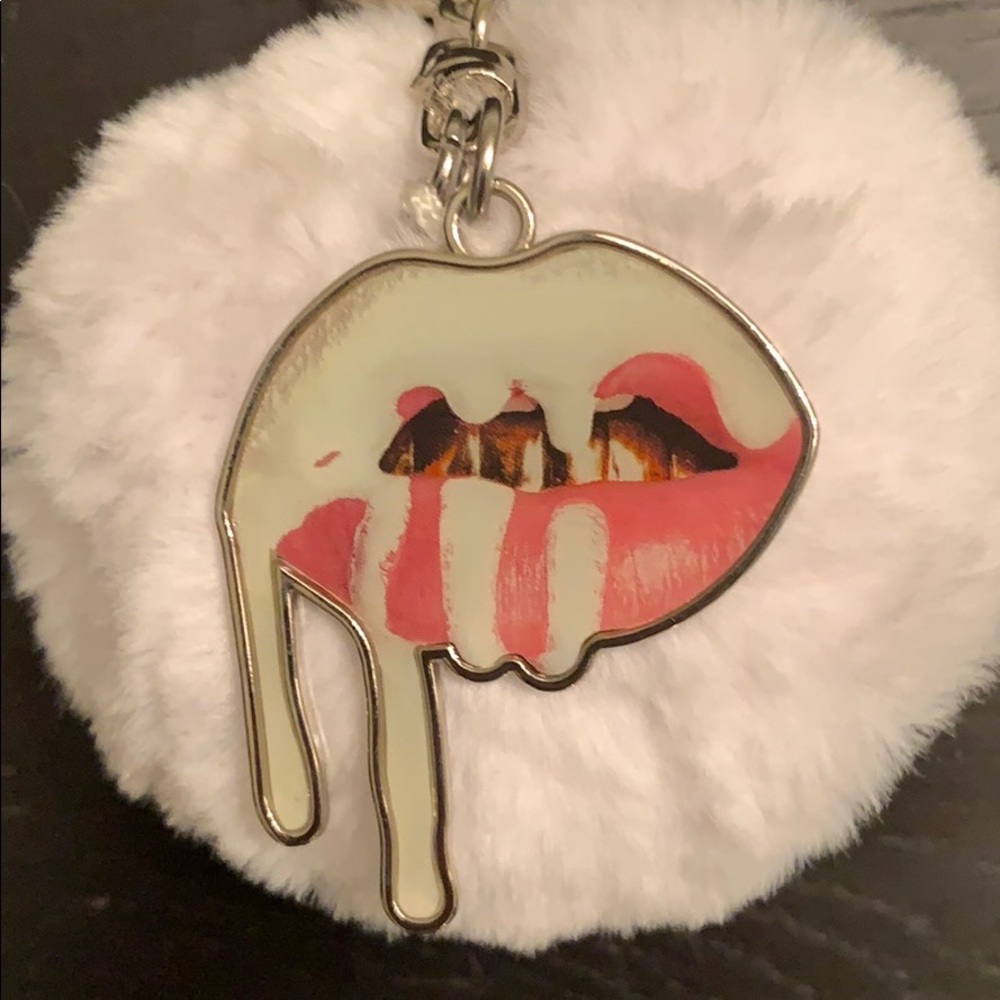 KYLIE COSMETICS LIMITED EDITION Pom Pom keychain